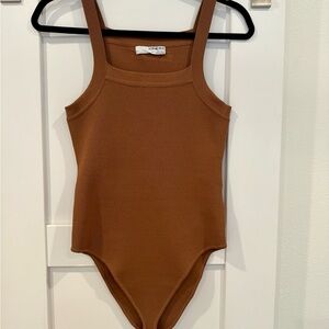 ⸻

Sophie Rue Ribbed Bodysuit – Size Medium – Cinnamon / Rust Brown